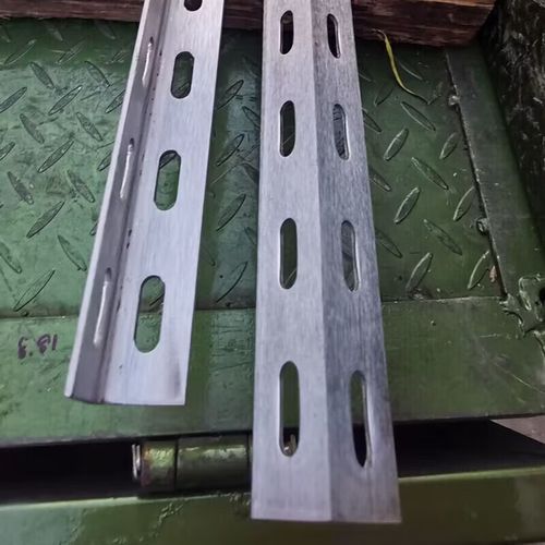 304不銹鋼角鋼定制指南 沖孔加工與加厚型材應(yīng)用解析